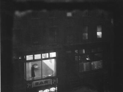 Tanager Gallery, 10th Street, Lois Dodd en la ventana, 1959