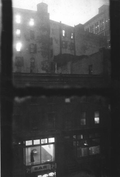 Tanager Gallery, 10th Street, Lois Dodd en la ventana, 1959