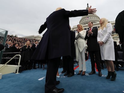 Donald Trump saluda a su familia tras su juramento el 20 de enero de 2017 como presidente de EE UU. 