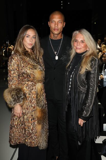 Chloe Green,Jeremy Meeks y la madre de Chloe, Tina Greeen, en el desfile de Ralph&Russo en la semana de la moda de París.