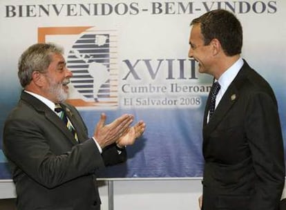Lula da Silva y Rodríguez Zapatero charlan momentos antes de mantener una reunión bilateral en El Salvador.