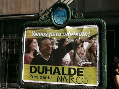 Un cartel de propaganda política de Eduardo Duhalde alterado.