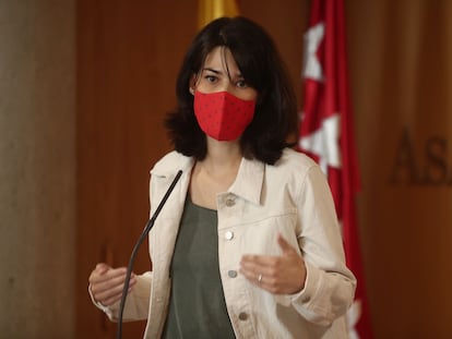 La portavoz de Unidas Podemos-IU en la Asamblea de Madrid, Isa Serra, este lunes en rueda de prensa antes de la primera jornada del debate del Estado de la Región.