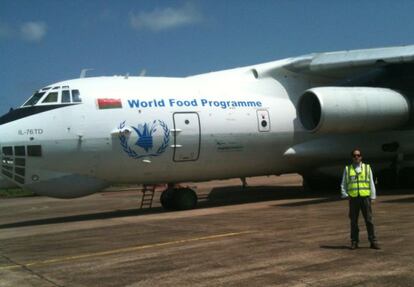 Andrés Lugris es oficial aéreo en Gambella, Etiopía para el Servicio Aéreo Humanitario de Naciones Unidas (UNHAS), gestionado por el PMA. <p>"En Gambella y en Etiopia en general, podría pensarse que debido a las carencias que padece parte de la población, el tren de la felicidad, la alegría o la esperanza pasa de largo. En la mayoría de los casos se diría todo lo contrario, casi todos parecen poseer una felicidad mayor a la que podemos apreciar en nuestra gente. Podría aplicarse aquello de: no es más rico el que más posee sino el que menos necesita. Vivir aquí no es fácil, pero merece la pena al darse cuenta de que con nuestro trabajo ayudamos a millones de personas en Sudan del Sur que necesitan asistencia urgentemente".</p>