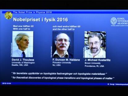 David Thouless, Duncan Haldane e Michael Kosterlitz recebem a premiação da Real Academia Sueca de Ciências