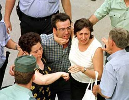 Familiares de las tres fallecidas se abrazan en Torredelcampo (Jaén)