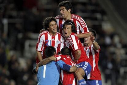 La selección de Paraguay celebra el triunfo sobre Brasil.