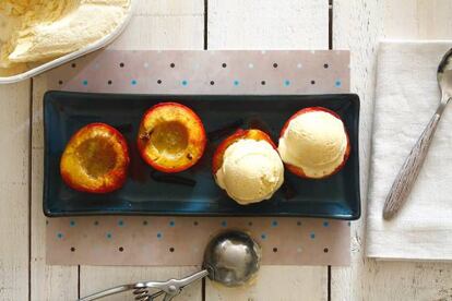 Nectarinas asadas con helado de vainilla