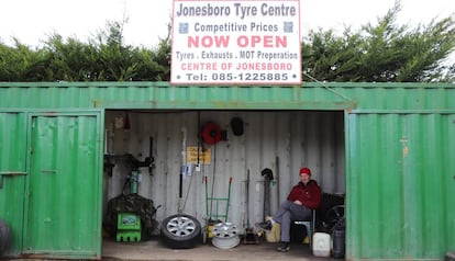 Eamonn Conway, en su taller de neumáticos a las afueras de Jonesborough, en la frontera sureste de Irlanda.