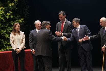 El Príncipe Felipe preside la entrega de premios de la Fundación Novia Salcedo en 2012, en Bilbao.