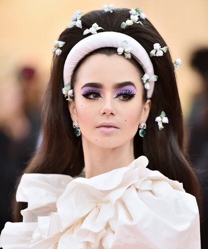 Lily Collins
Uno de los dúos de pelo y maquillaje más camp de la noche ha sido el de la actriz: con un llamativo cardado adornado con diadema y pequeñas flores creado por Gregory Russel y un maquillaje hipnótico creado por Fiona Stiles con productos de Lancôme.