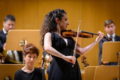La violinista Chouchane Siranossian tocando la propina de Locatelli, el pasado 18 de abril en el Auditorio Nacional.