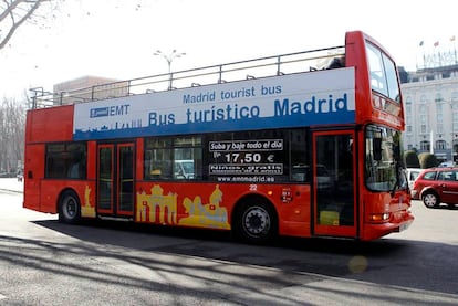 Un autobús turístico pasea a los visitantes por el centro de la capital.