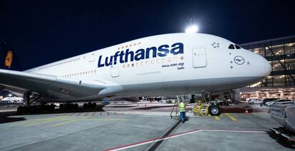 Un Airbus A380 de Lugthansa en el aeropuerto de Fráncfort.