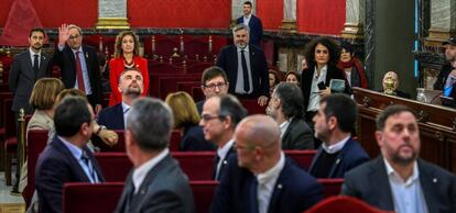 El presidente de la Generalitat, Quim Torra (fondo-2i), saluda a los doce líderes independentistas acusados por el proceso soberanista catalán que derivó en la celebración del 1-O y la declaración unilateral de independencia de Cataluña (DUI), en el banquillo del Tribunal Supremo, al inicio del juicio del "procés".