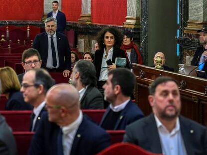 El presidente de la Generalitat, Quim Torra (fondo-2i), saluda a los doce líderes independentistas acusados por el proceso soberanista catalán que derivó en la celebración del 1-O y la declaración unilateral de independencia de Cataluña (DUI), en el banquillo del Tribunal Supremo, al inicio del juicio del "procés".