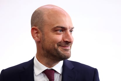El ministro francés de Asuntos Exteriores, Jean-Noel Barrot, durante la rueda de prensa, este lunes. 