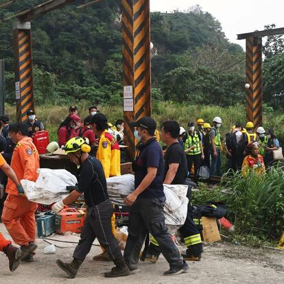 Los equipos de rescate trasladan el cuerpo de una de las víctimas del descarrilamiento de un tren en Taiwán.