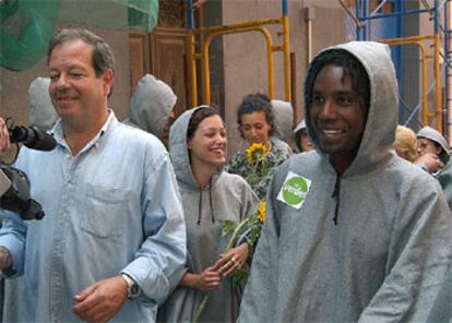 El candidato por Los Verdes a la Alcaldía de Madrid, José María Mendiluce, rodó en el distrito de Centro su <I>spot</I> electoral con más de un centenar de voluntarios de campaña y vecinos de la zona. Durante el rodaje, criticó "la falta de espacio mediático que tiene su partido respecto a otros con representación municipal", haciendo referencia a su ausencia en el debate televisivo que tendrá lugar
esta noche entre los candidatos de PP, PSOE e IU.