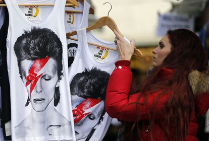 Camisetas con el retrato de David Bowie en Londres (Reino Unido).