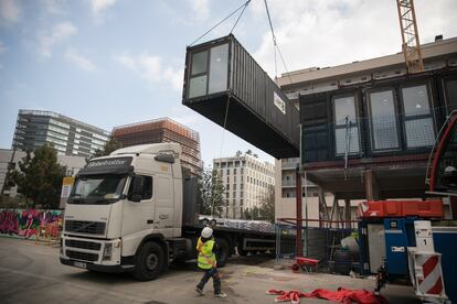 Instalación de contenedores en el edificio de pisos sociales de construcción modular que se levanta en Barcelona.