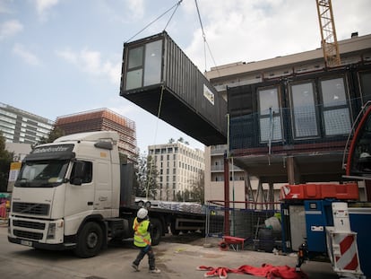 Instalación de contenedores en el edificio de pisos sociales de construcción modular que se levanta en Barcelona.