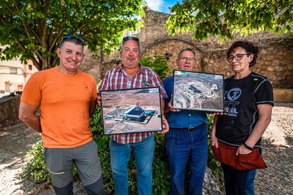 Vecinos de Castelnou con fotografías de la central térmica, en la plaza mayor del pueblo.