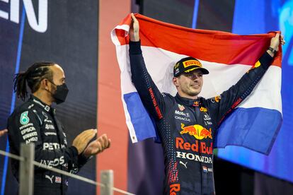 Max Verstappen celebra el título ante Lewis Hamilton en Abu Dabi el pasado diciembre.
