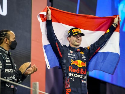 Max Verstappen celebra el título ante Lewis Hamilton en Abu Dabi el pasado diciembre.