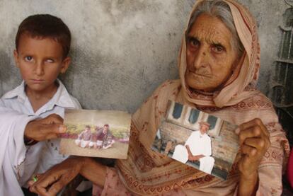 Una residente de Abbottabad muestra fotos de familiares detenidos por el espionaje paquistaní.