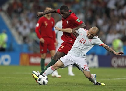 William y David Silva (derecha) luchan por la pelota.