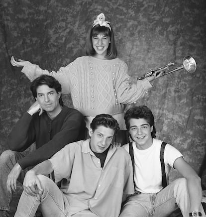 Mayim Bialik (arriba) con el resto de protagonistas de 'Blossom' en una foto de 1990. Abajo, de izquierda a derecha: Ted Wass, Michael Stoyanov y Joey Lawrence.