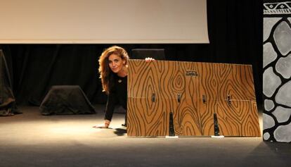 Blanca Marsillach con parte del decorado de 'El cuento mágico'.