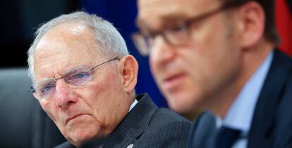 Wolfgang Sch&auml;uble, ministro alem&aacute;n de Finanzas, y Jens Weidmann, presidente del Bundesbank, en el G20 celebrado en Baden-Baden (Alemania) el pasado marzo.