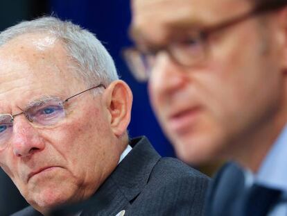 Wolfgang Sch&auml;uble, ministro alem&aacute;n de Finanzas, y Jens Weidmann, presidente del Bundesbank, en el G20 celebrado en Baden-Baden (Alemania) el pasado marzo.