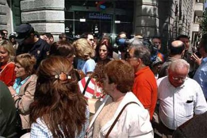 Decenas de personas se congregan ante la sede madrileña de Fórum Filatélico en espera de información.
