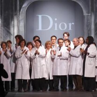 Al final del desfile de la temporada de Otoño-Invierno de 2011, todo el equipo de Dior ha subido ha recibir los aplausos del público