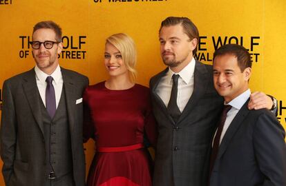 De izquierda a derecha, Joey McFarland, Margot Robbie, Leonardo DiCaprio y Riza Aziz en el estreno de 'El lobo de Wall Street' en Londres en enero de 2014.