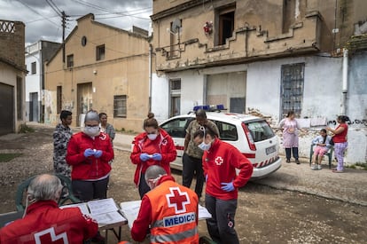 Revisión sanitaria de la Cruz Roja en un asentamiento de Valencia.