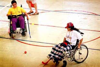 Dos jugadores de hockey en silla de ruedas, el pasado domingo en el polideportivo del Cabanyal.