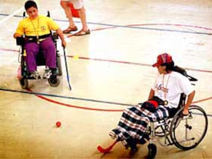 Dos jugadores de hockey en silla de ruedas, el pasado domingo en el polideportivo del Cabanyal.