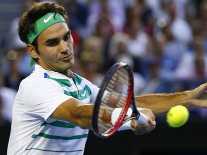 Federer golpea la pelota durante la semifinal en Australia contra Djokovic.