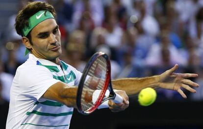 Federer golpea la pelota durante la semifinal en Australia contra Djokovic.