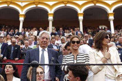 Mario Vargas Llosa con Isabel Preysler en la Maestranza, antes de comenzar la corrida.