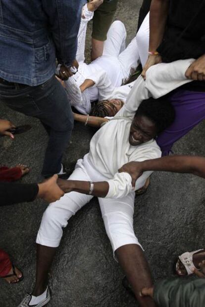 Forcejeo entre agentes gubernamentales y algunas de las Damas de Blanco, ayer en La Habana.