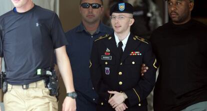 Manning abandona la corte militar tras escuchar su veredicto, hoy, en Fort Meade, Maryland.