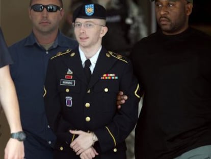 Manning abandona la corte militar tras escuchar su veredicto, hoy, en Fort Meade, Maryland.