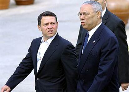 El rey Abdalá de Jordania (izquierda) y Colin Powell, en Sweime.