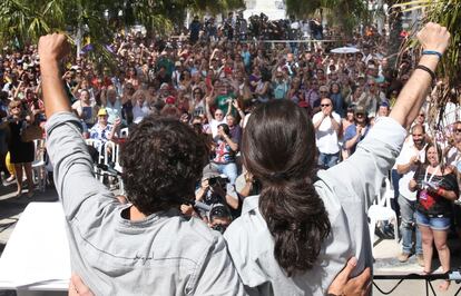 Kichi y Pablo Iglesias, en el estrado ante cientos de personas reunidas en la plaza San Juan de Dios de Cádiz.