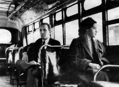 Rosa Parks, la legendaria activista de los derechos civiles que se negó a ceder su asiento a un blanco, en una foto sin fecha. 
Foto: AP